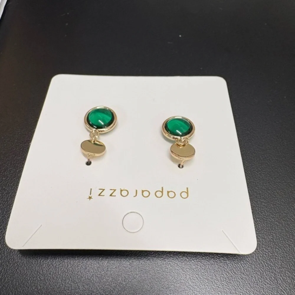 Vintage-Inspired Green Stone Dangle Earrings  Gold Trim Classic Elegant Look new